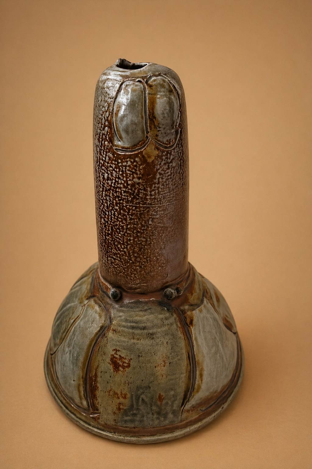 Vasija escultural / Candelabro de gres firmado, de estudio, de 1974