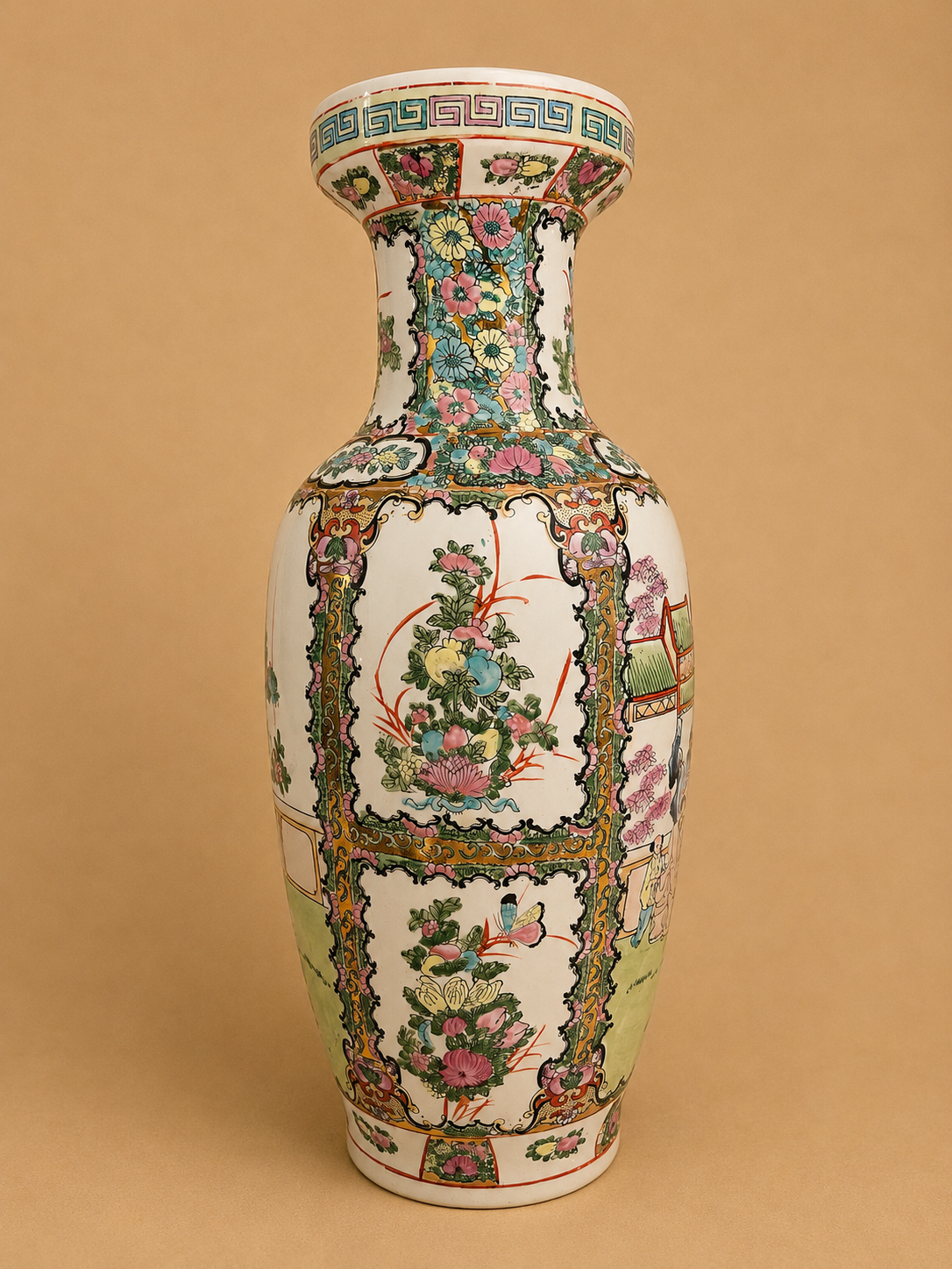 Gran par de jarrones chinos de porcelana pintados a mano