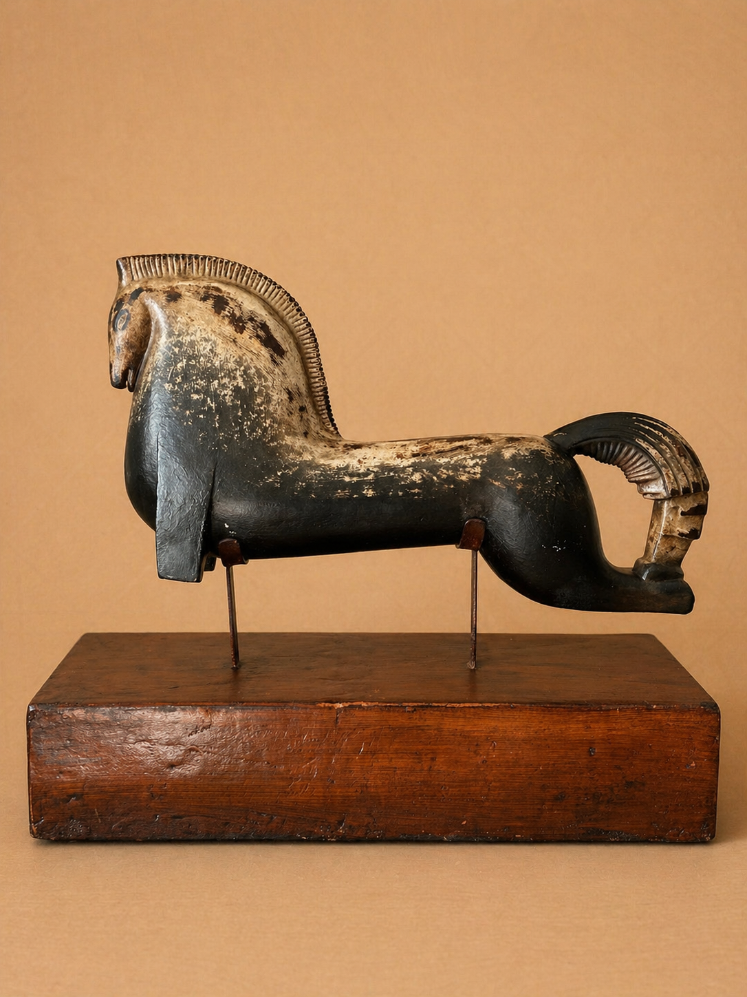 Escultura Monumental de Caballo Estilizado sobre Base Personalizada