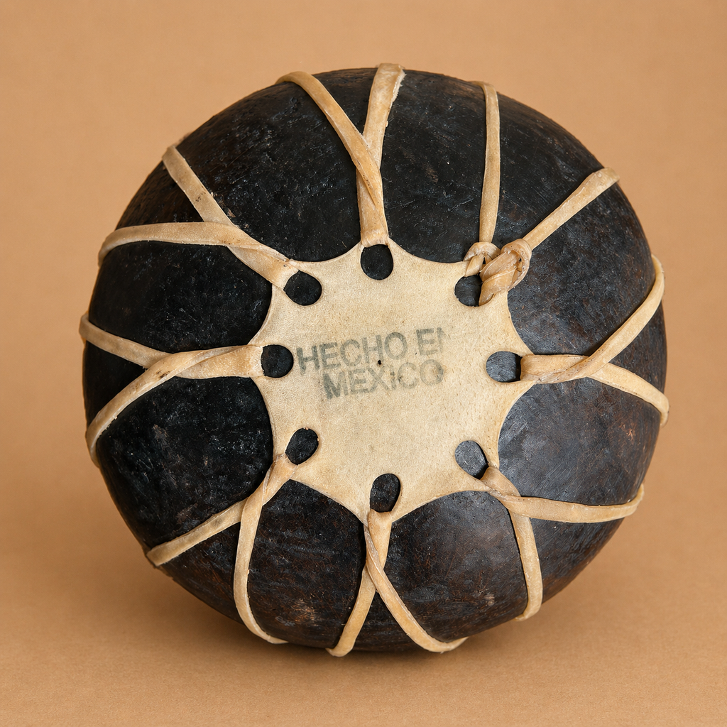 Vasija de cerámica tarahumara con atadura de cuero crudo y soporte de trípode, 1950