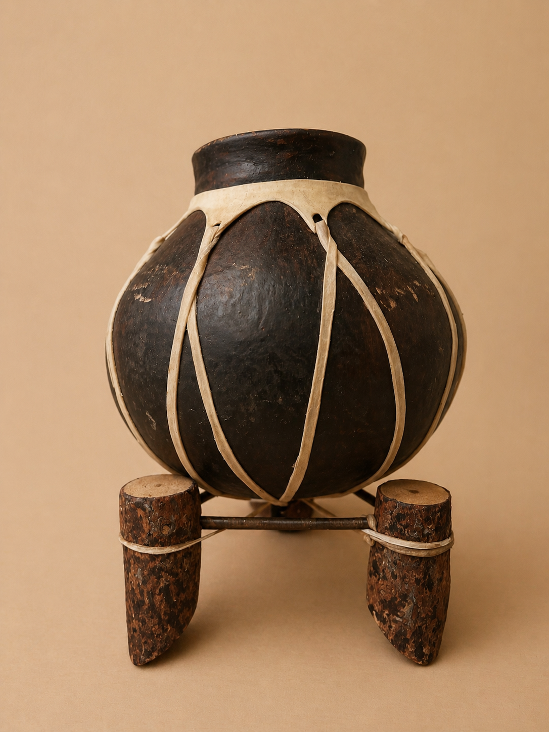 Vasija de cerámica tarahumara con atadura de cuero crudo y soporte de trípode, 1950