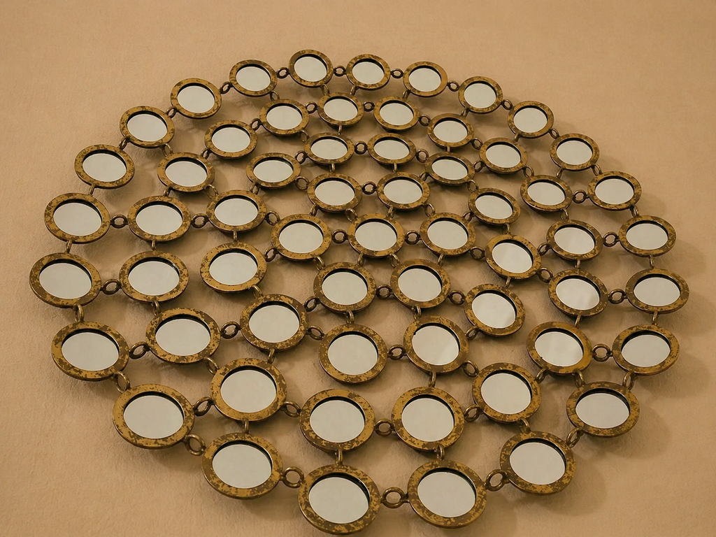 Espejo de pared de metal dorado con formas