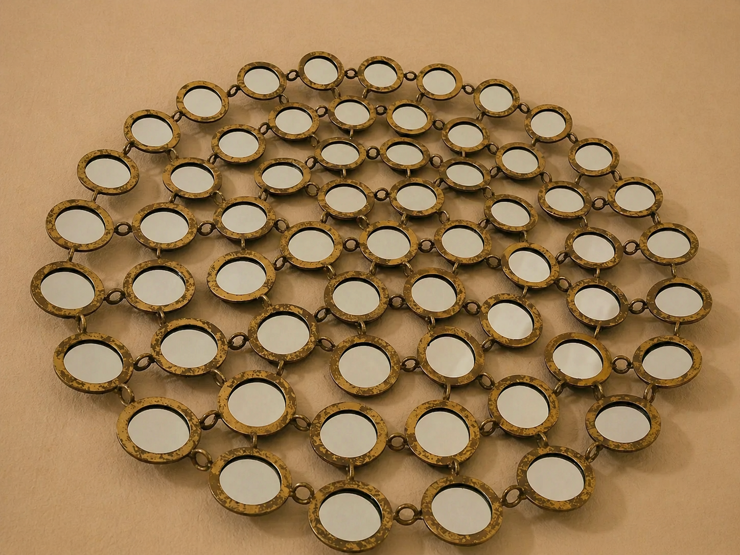 Espejo de pared de metal dorado con formas