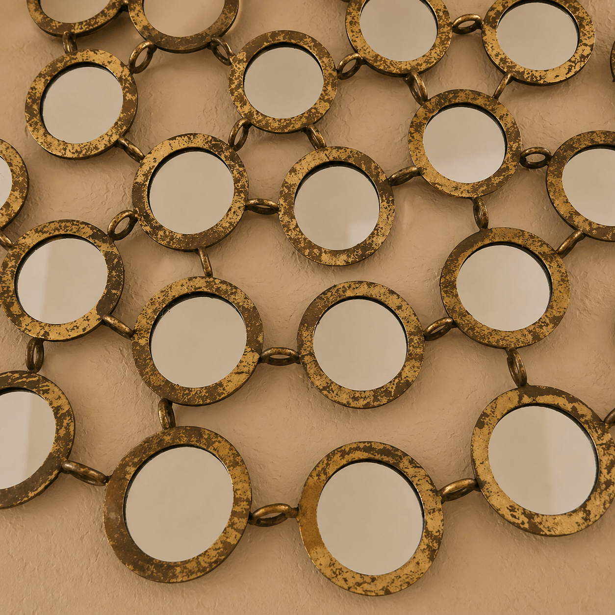 Espejo de pared de metal dorado con formas