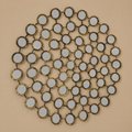 Espejo de pared de metal dorado con formas